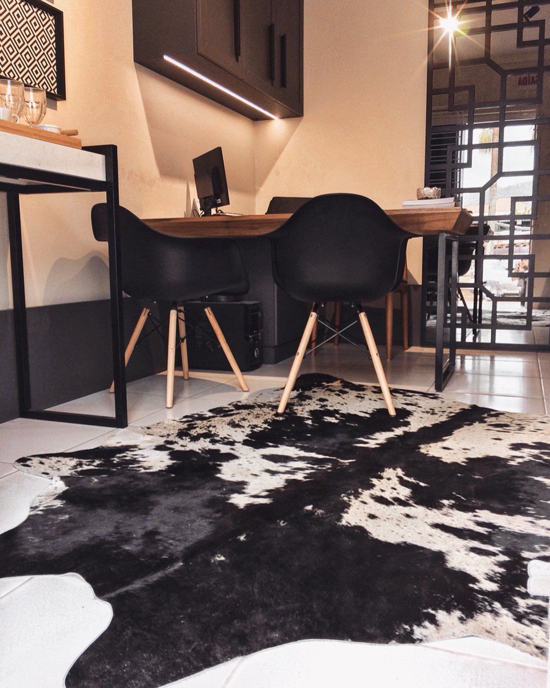 Tapete de piel negro con blanco
